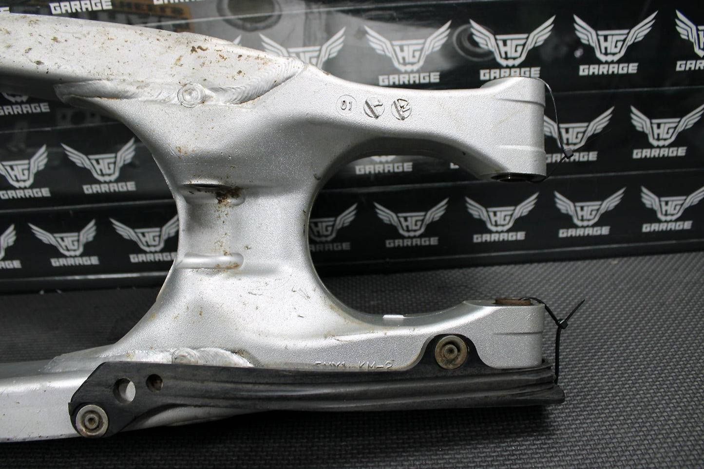 2002 Yamaha YZ426F YZ426 OEM Swingarm Swing Arm Rear Suspension 5NY - 22110 - 00 - 00 - hggarage
