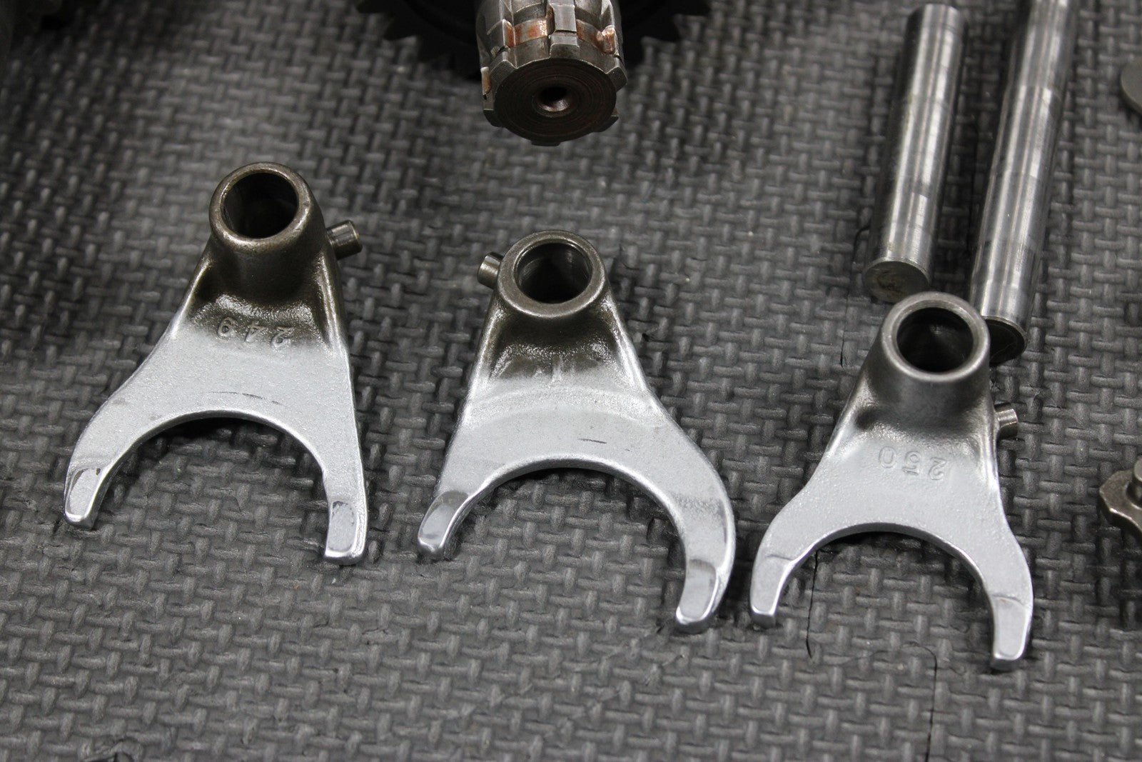1997 KAWASAKI KX250 97 - 98 OEM ENGINE TRANSMISSION TRANNY GEARBOX SHIFT FORKS - hggarage