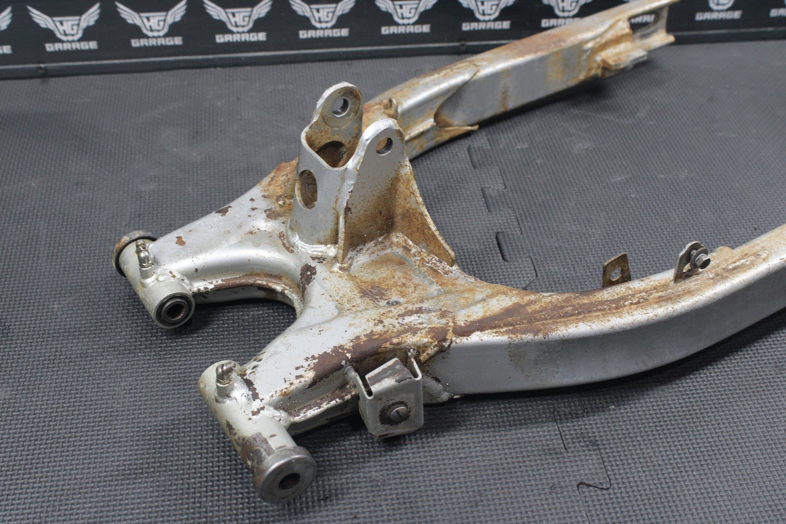 1987 YAMAHA TW200 OEM SWINGARM SWING ARM SUSPENSION 2JX - 22110 - 10 - 35 - hggarage