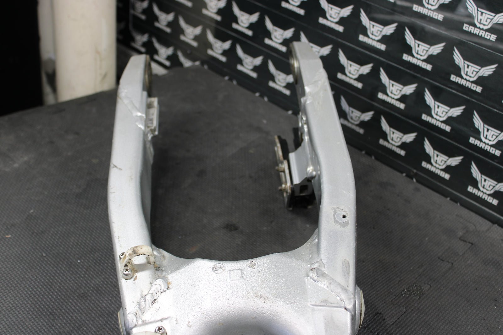 1999 YAMAHA YZ125 OEM SWINGARM SWING ARM SUSPENSION 5MV - 22110 - 00 - 00 - hggarage