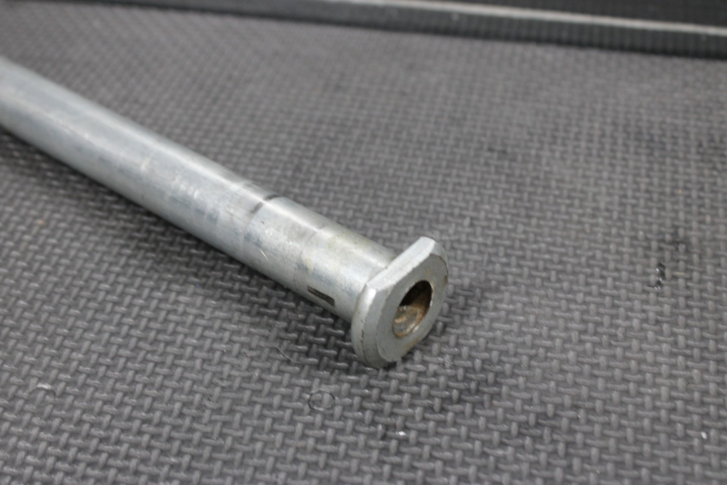 2005 YAMAHA YZ450F OEM REAR AXLE BACK WHEEL RIM PIVOT BOLT 1C3 - 25381 - 00 - 00 MINT! - hggarage