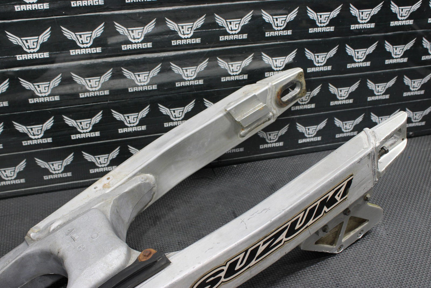 1996 SUZUKI RM250 OEM MODEL T SWINGARM SWING ARM SUSPENSION 61000 - 36E00 - hggarage