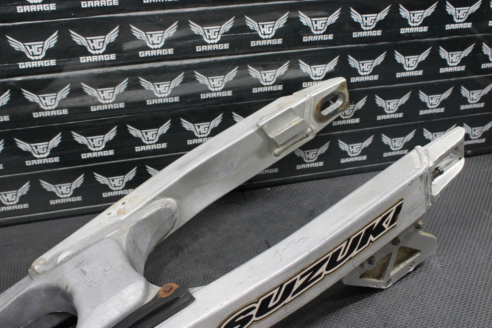 1996 SUZUKI RM250 OEM MODEL T SWINGARM SWING ARM SUSPENSION 61000 - 36E00 - hggarage