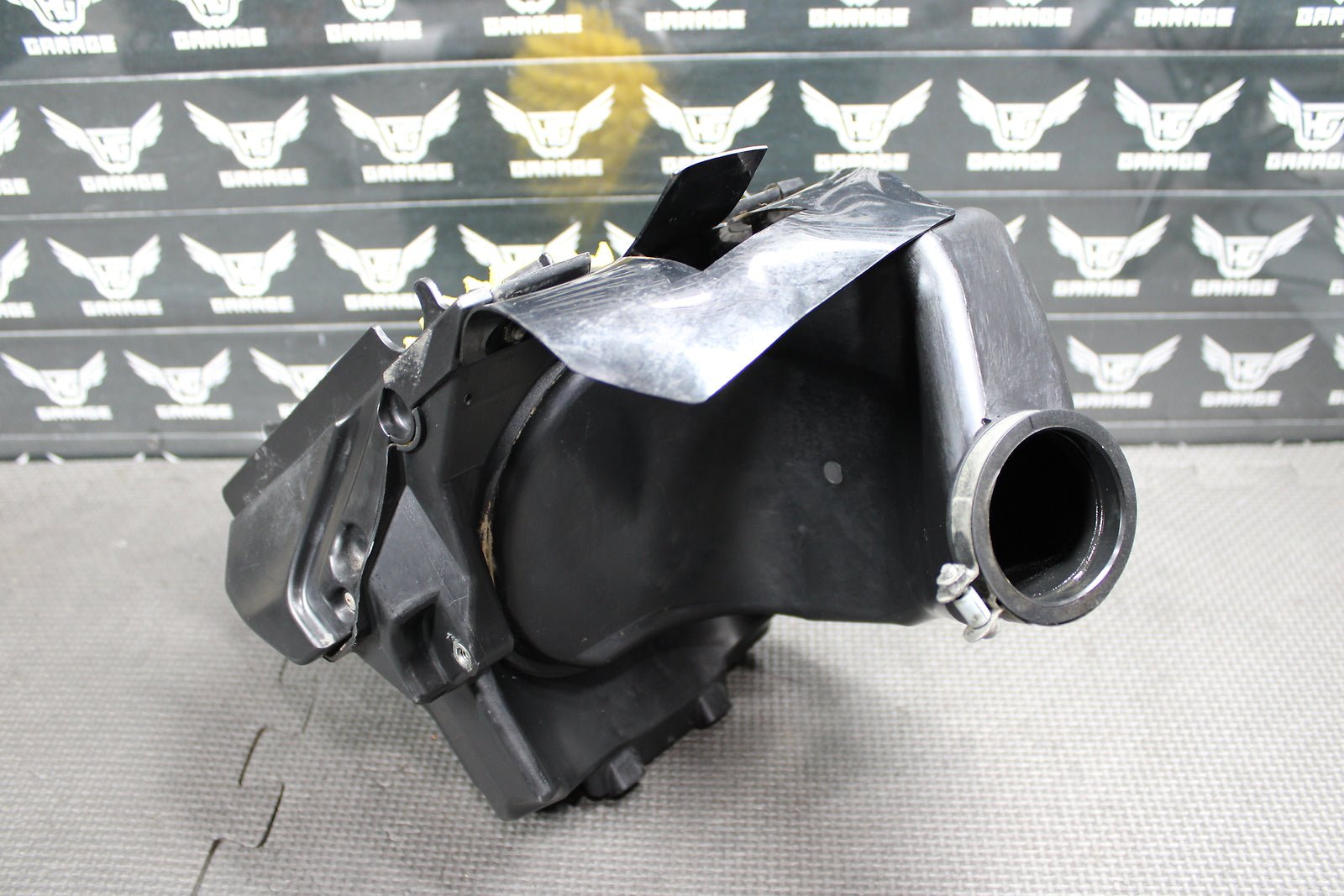 2018 YAMAHA YZ65 OEM AIRBOX AIR CLEANER FILTER BOX INTAKE BOOT BR8 - 14401 - 00 - 00 - hggarage