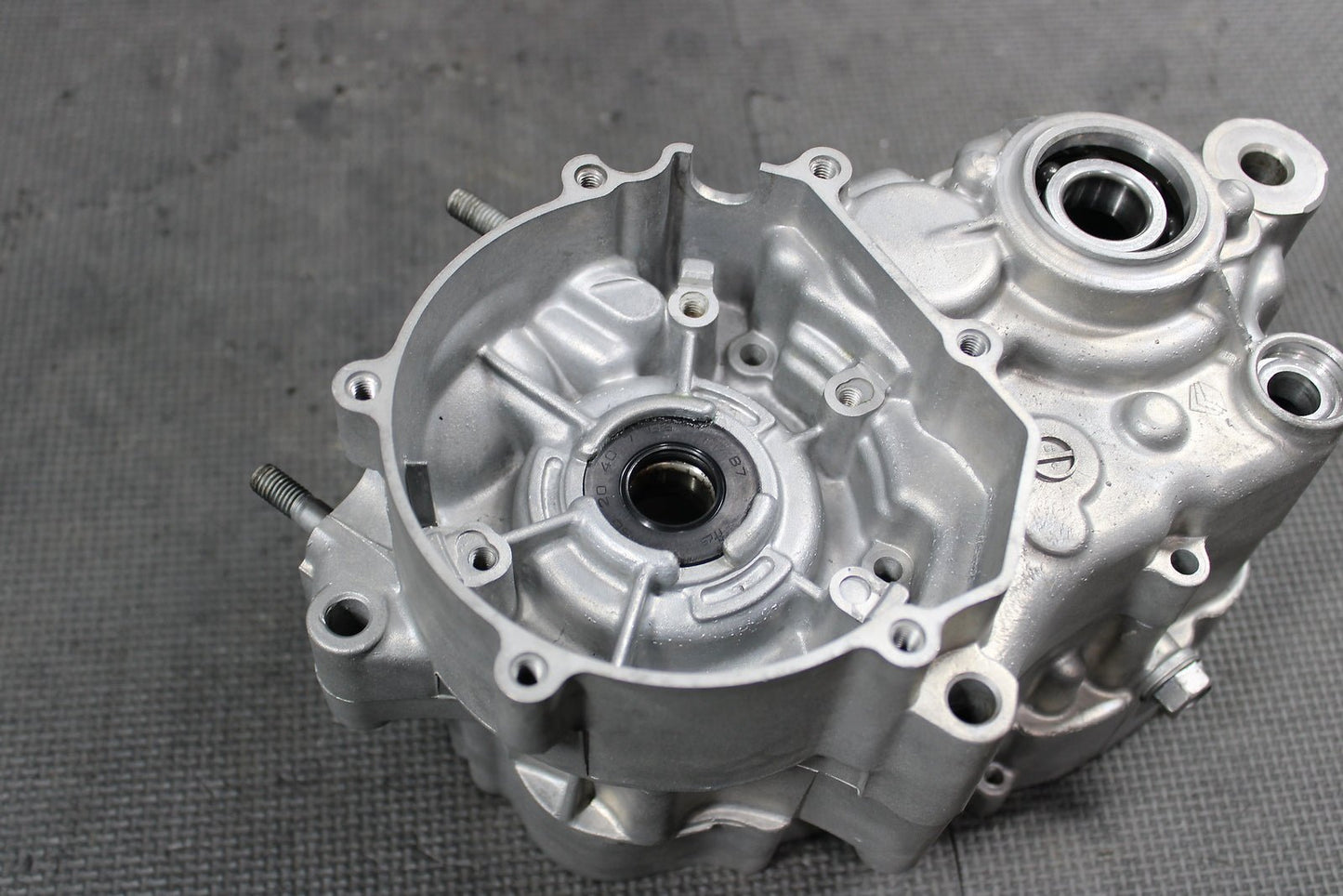 2019 KAWASAKI KX100 KX85 OEM LEFT RIGHT ENGINE CRANKCASE BLOCK ASSEMBLY - hggarage