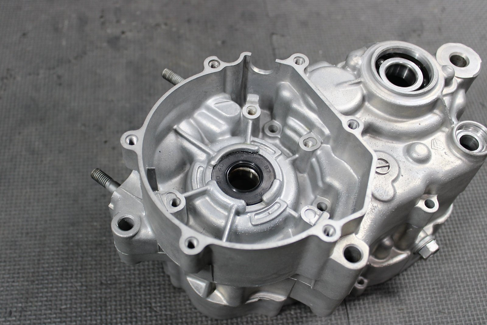 2019 KAWASAKI KX100 KX85 OEM LEFT RIGHT ENGINE CRANKCASE BLOCK ASSEMBLY - hggarage