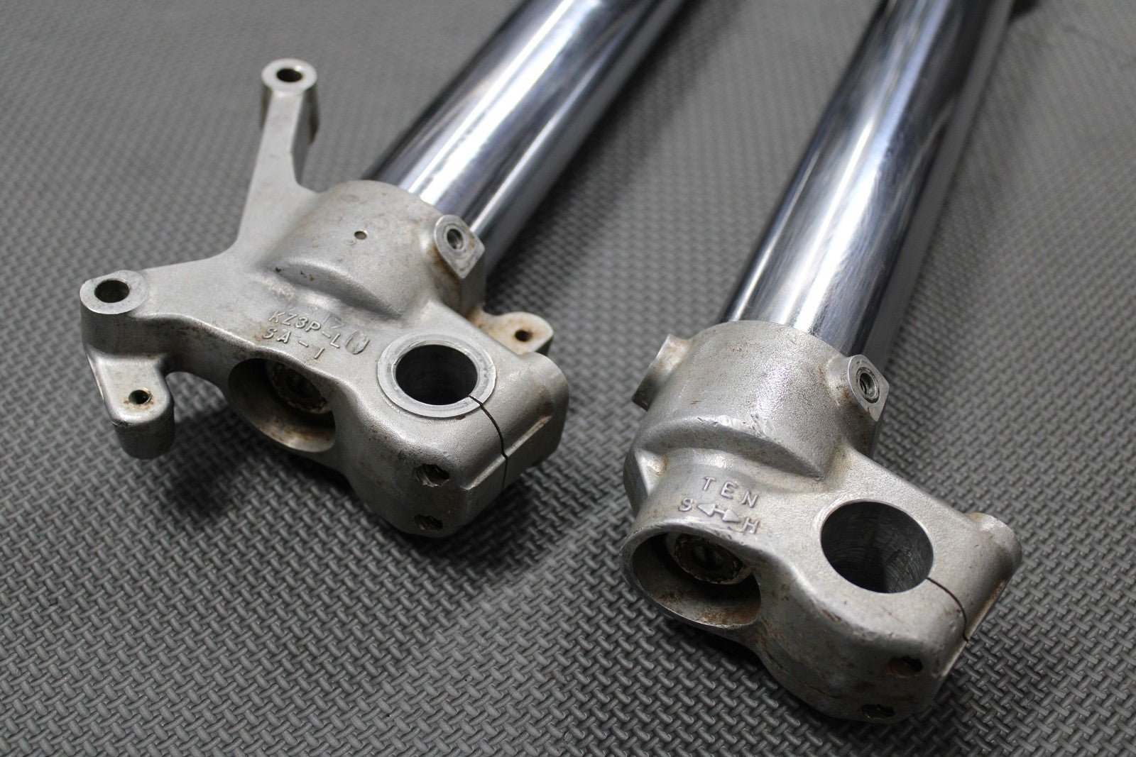 2001 HONDA CR250R OEM RIGHT LEFT FRONT SUSPENSION FORKS SHOCKS 51400 - KZ3 - J31ZA - hggarage