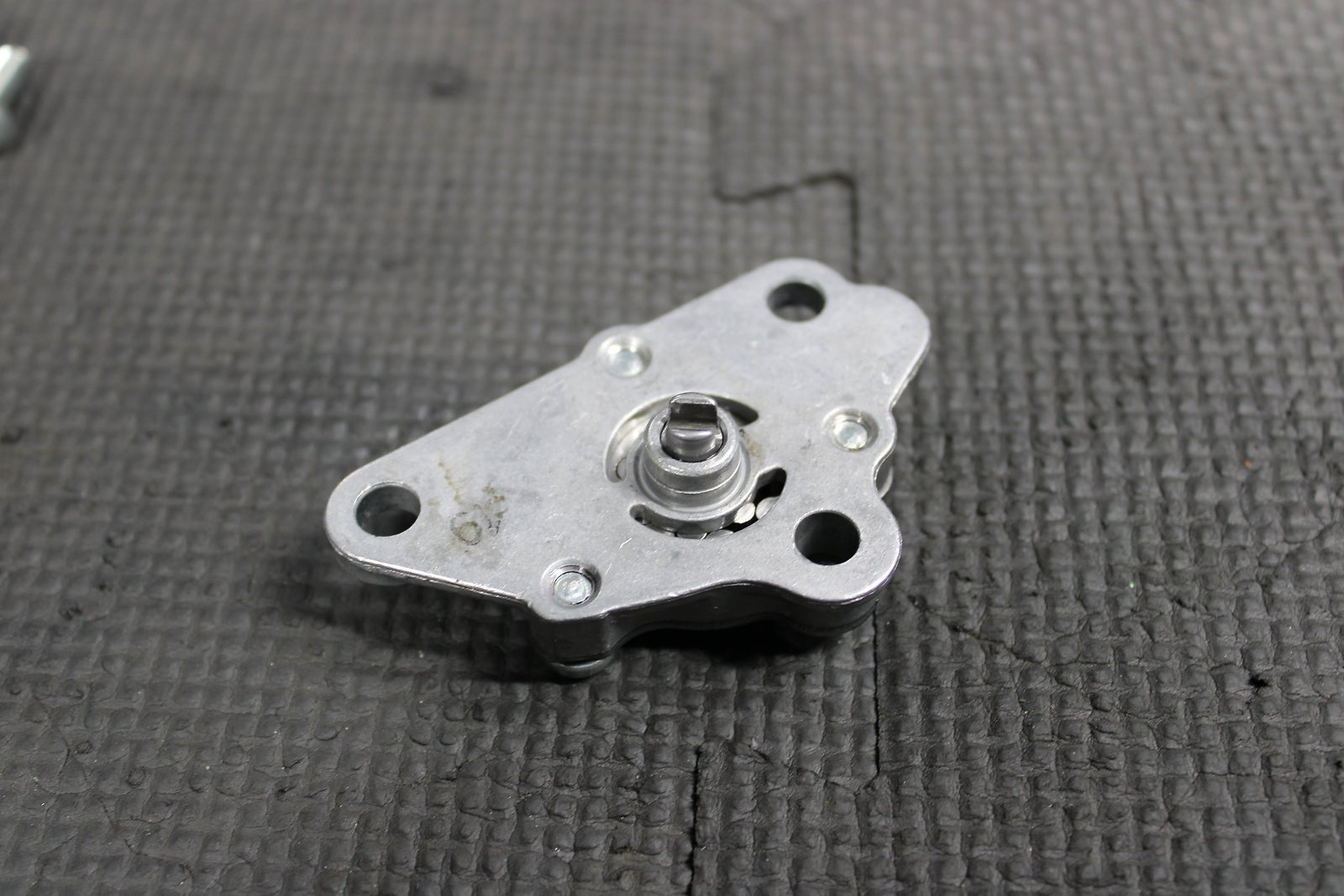 2000 HONDA XR50R OEM ENGINE MOTOR OIL PUMP 15100 - GBJ - 003 - hggarage