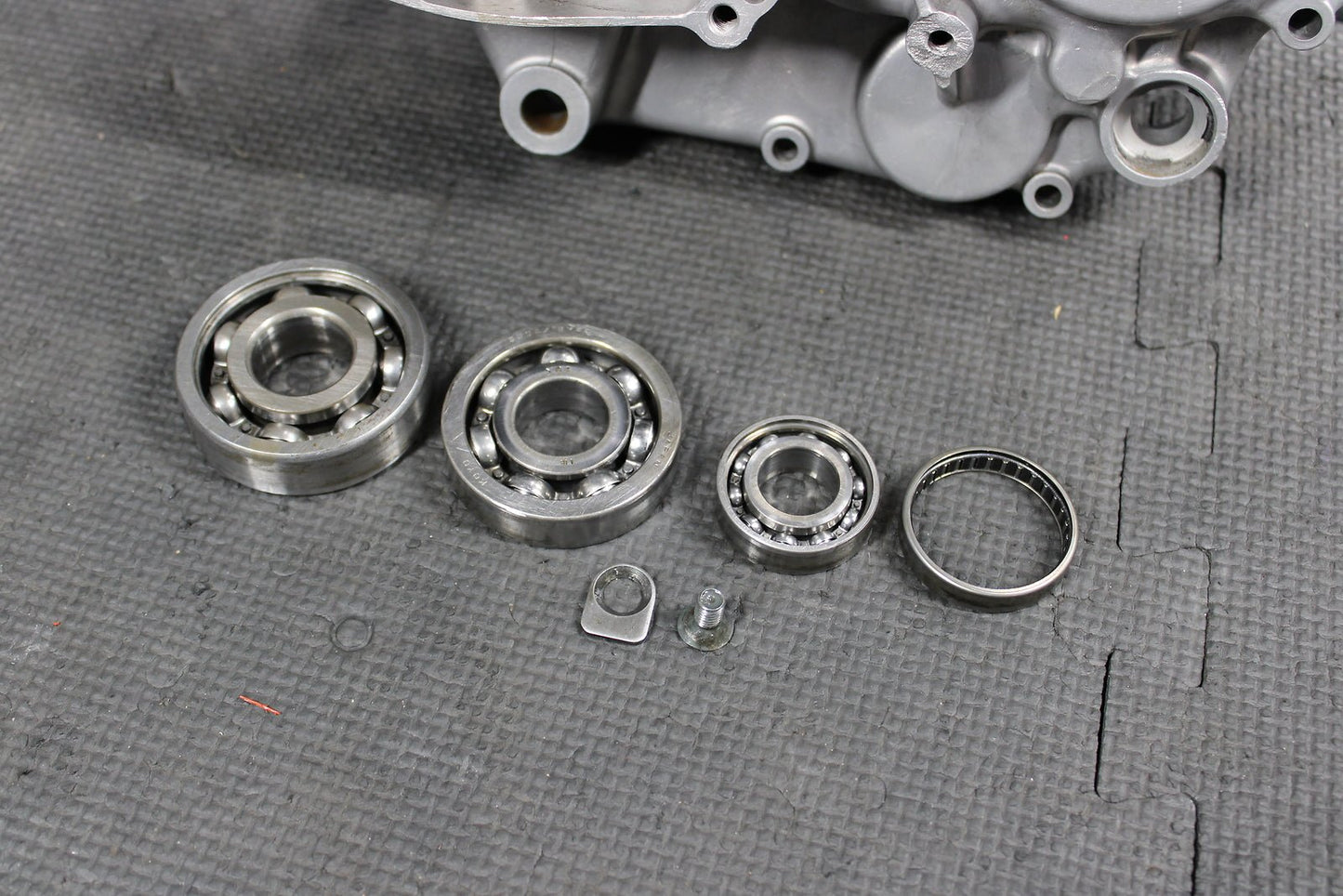 1999 SUZUKI RM125 OEM LEFT ENGINE MOTOR CRANKCASE CRANK CASE BOTTOM END - hggarage