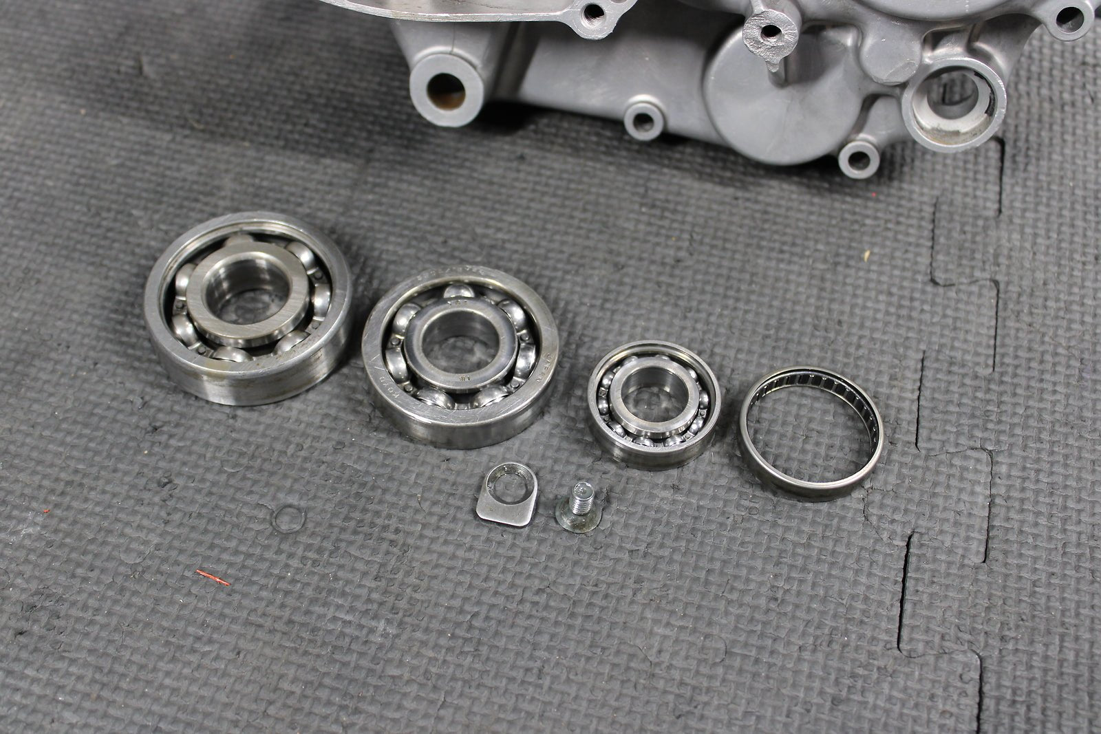 1999 SUZUKI RM125 OEM LEFT ENGINE MOTOR CRANKCASE CRANK CASE BOTTOM END - hggarage