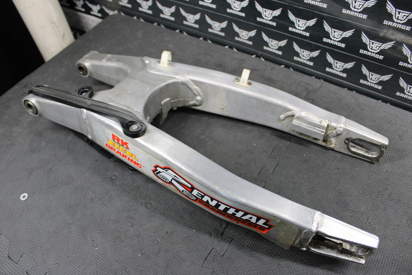 2011 KAWASAKI KX250F 09-11 KX450F OEM SWINGARM SWING ARM SUSPENSION 33001-0