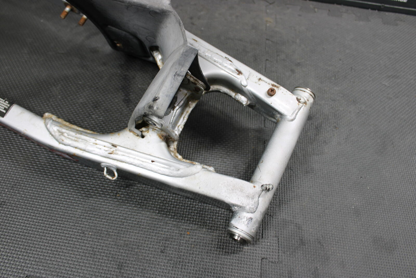 1998 HONDA XR200R 1991 / 93-99 OEM SWINGARM SWING ARM SUSPENSION 52100-KT0-870