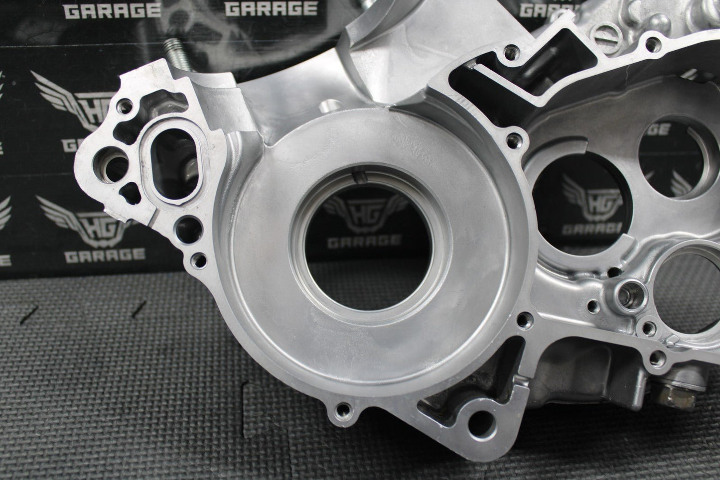 2003 HONDA CR250R OEM RIGHT ENGINE CRANKCASE CRANK CASE BLOCK 04921 - KZ3 - L30 MINT - hggarage