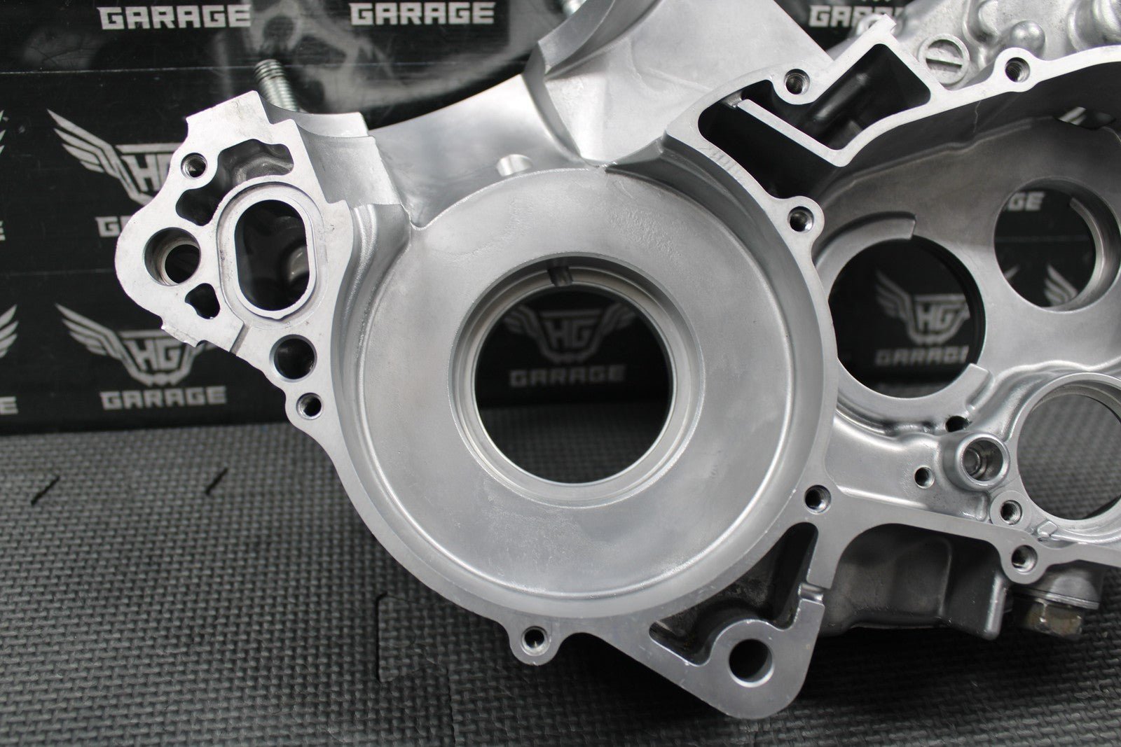 2003 HONDA CR250R OEM RIGHT ENGINE CRANKCASE CRANK CASE BLOCK 04921 - KZ3 - L30 MINT - hggarage