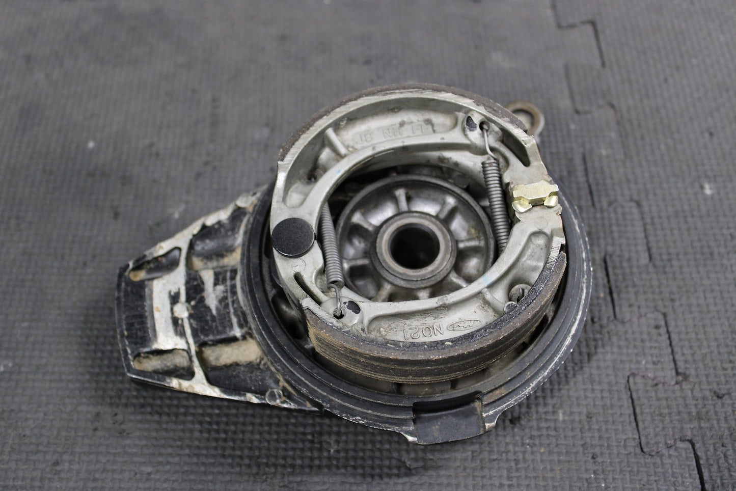 2000 HONDA XR200R 84 - 88 / 1990 1991 / 93 - 02 OEM REAR BACK BRAKE DRUM ASSEMBLY - hggarage