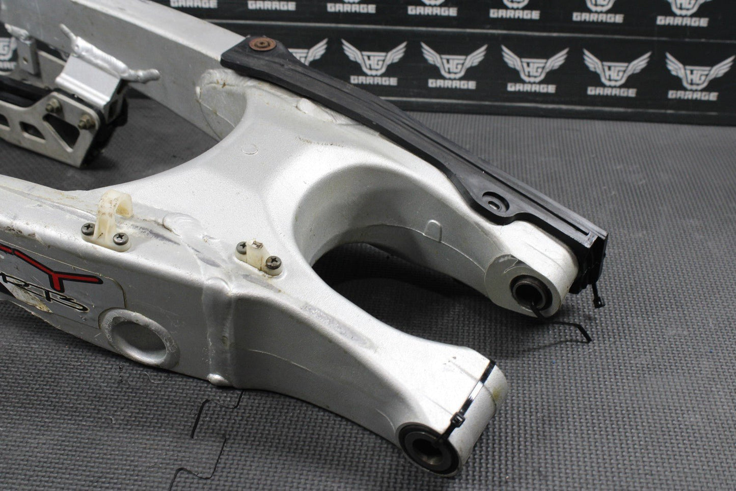 2002 YAMAHA YZ250 OEM 2T SWINGARM SWING ARM SUSPENSION REAR ARM 5NY - 22110 - 00 - 00 - hggarage