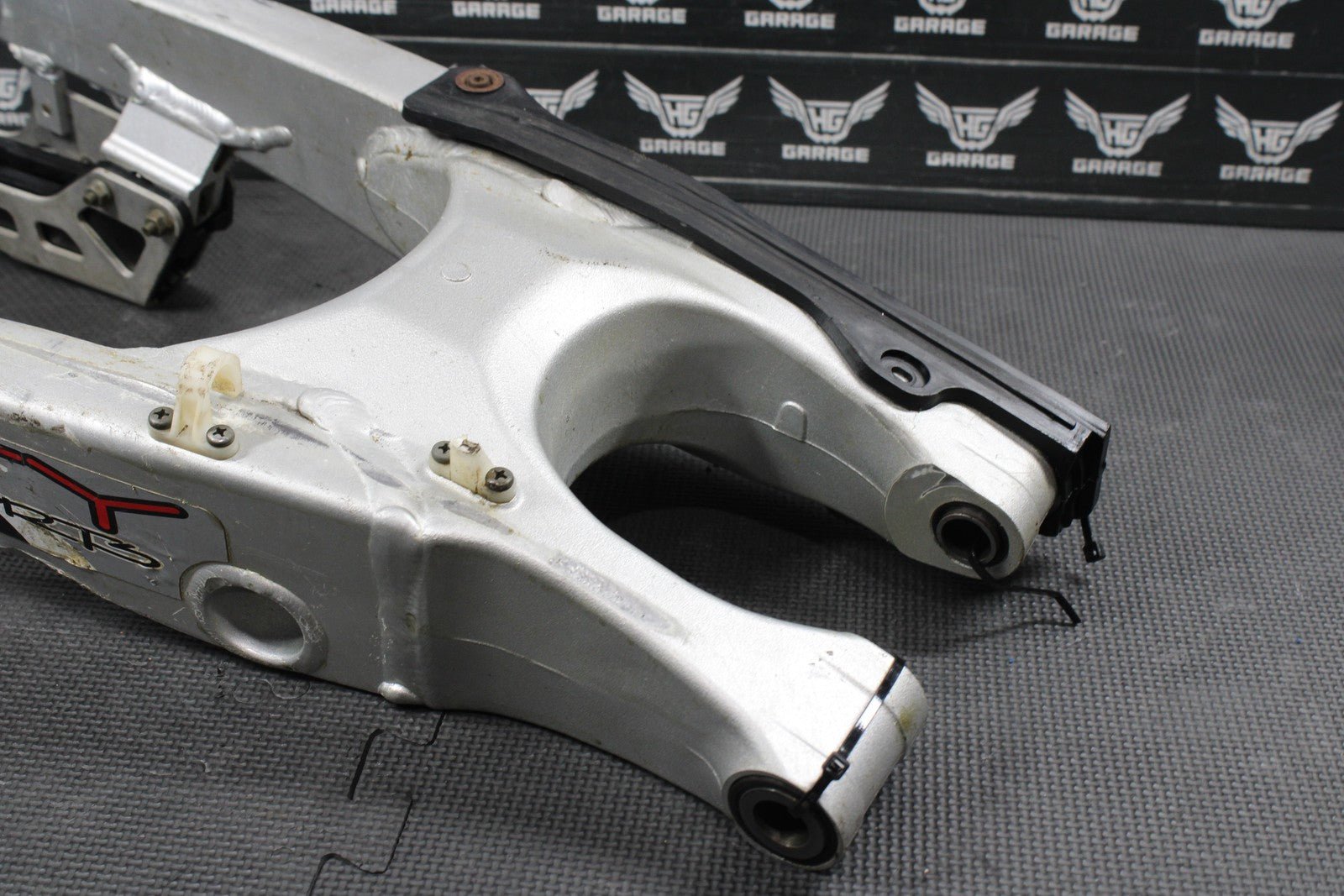 2002 YAMAHA YZ250 OEM 2T SWINGARM SWING ARM SUSPENSION REAR ARM 5NY - 22110 - 00 - 00 - hggarage