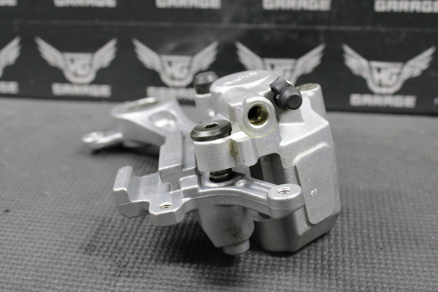 2003 2004 YAMAHA YZ125 OEM NISSIN REAR BACK BRAKE CALIPER BRACKET 5UN - 2580W - 10 - 0 - hggarage