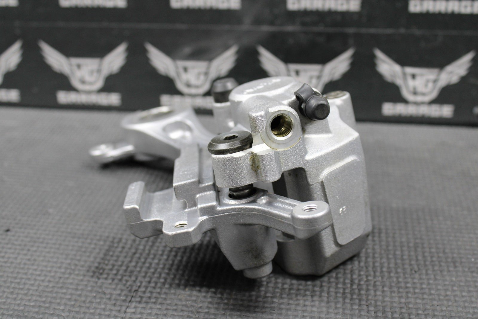 2003 2004 YAMAHA YZ125 OEM NISSIN REAR BACK BRAKE CALIPER BRACKET 5UN - 2580W - 10 - 0 - hggarage