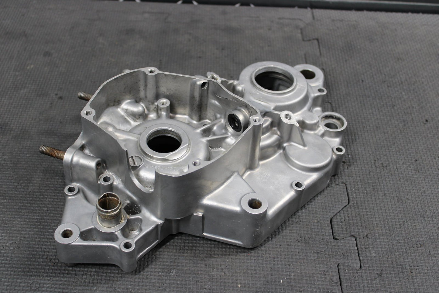 1999 SUZUKI RM125 OEM LEFT ENGINE MOTOR CRANKCASE CRANK CASE BOTTOM END - hggarage