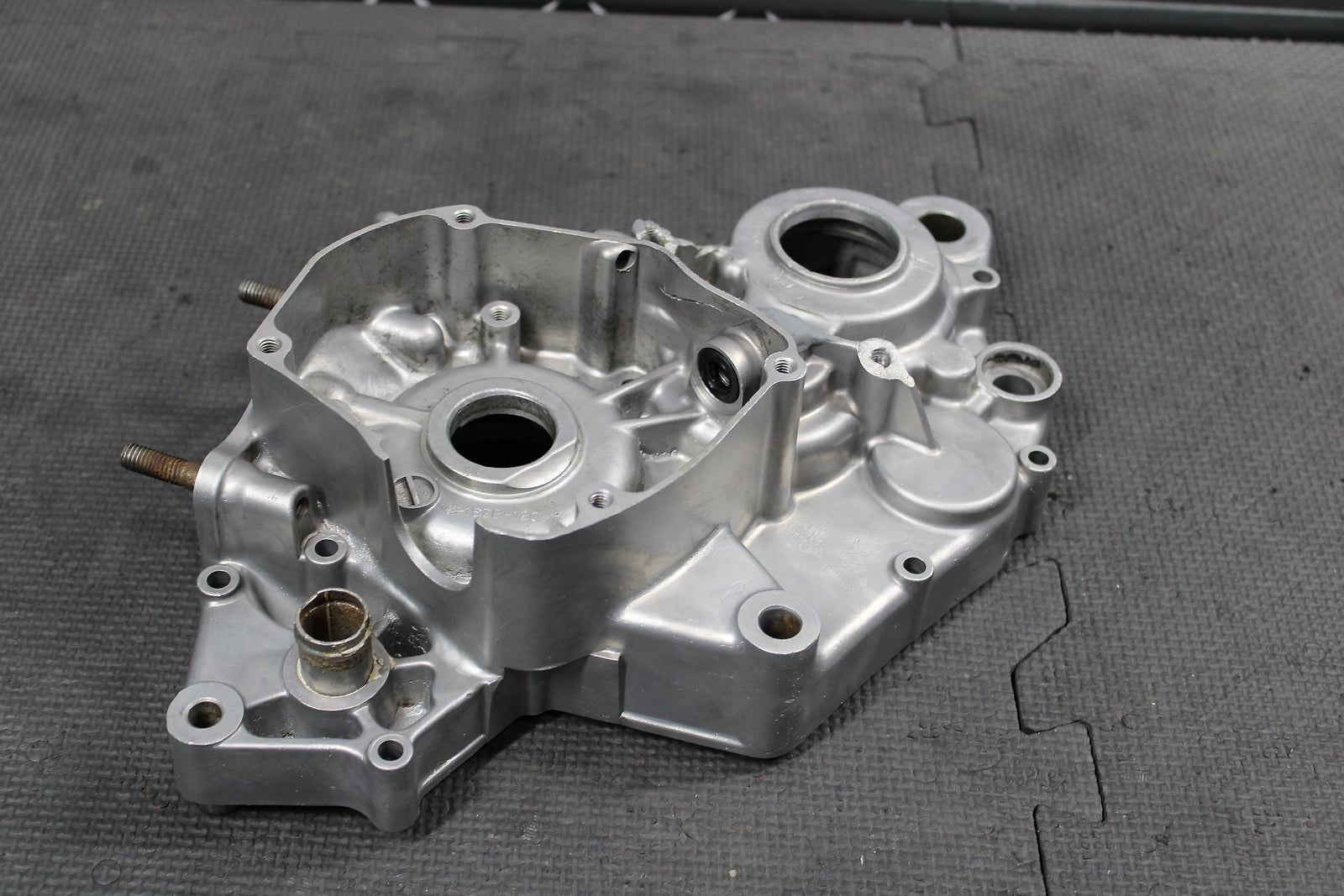 1999 SUZUKI RM125 OEM LEFT ENGINE MOTOR CRANKCASE CRANK CASE BOTTOM END - hggarage