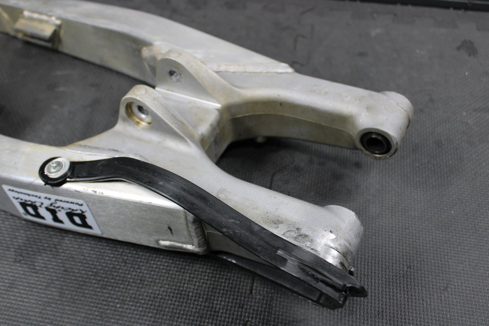 2002 2003 HONDA CRF450R OEM SWINGARM SWING ARM SUSPENSION 52200 - MEB - 000 - hggarage