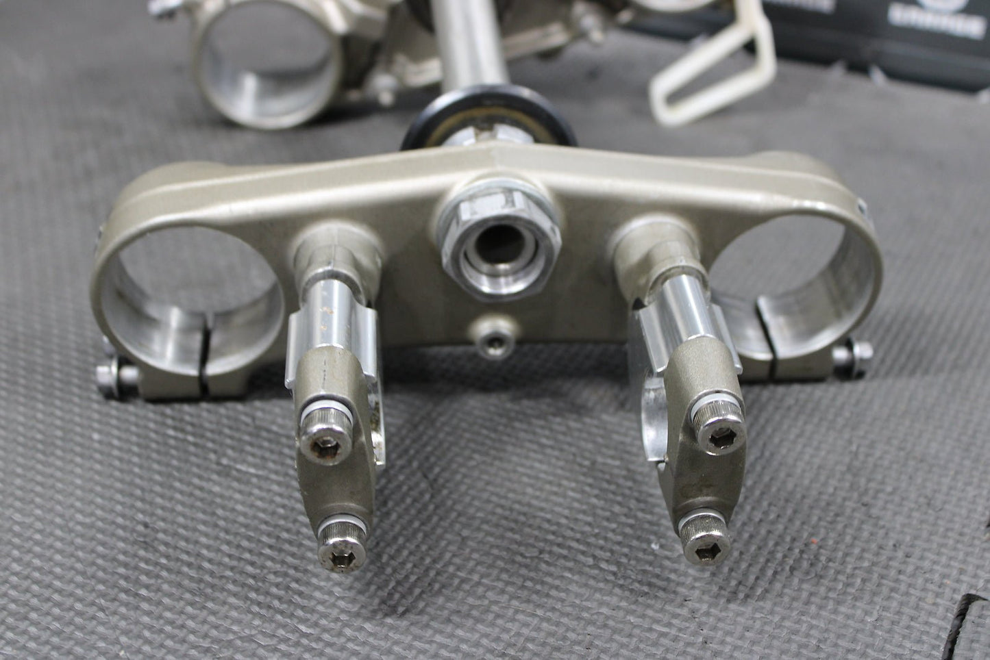 2008 YAMAHA YZ450F OEM FRONT FORKS LOWER UPPER TRIPLE TREE STEM CLAMP - hggarage