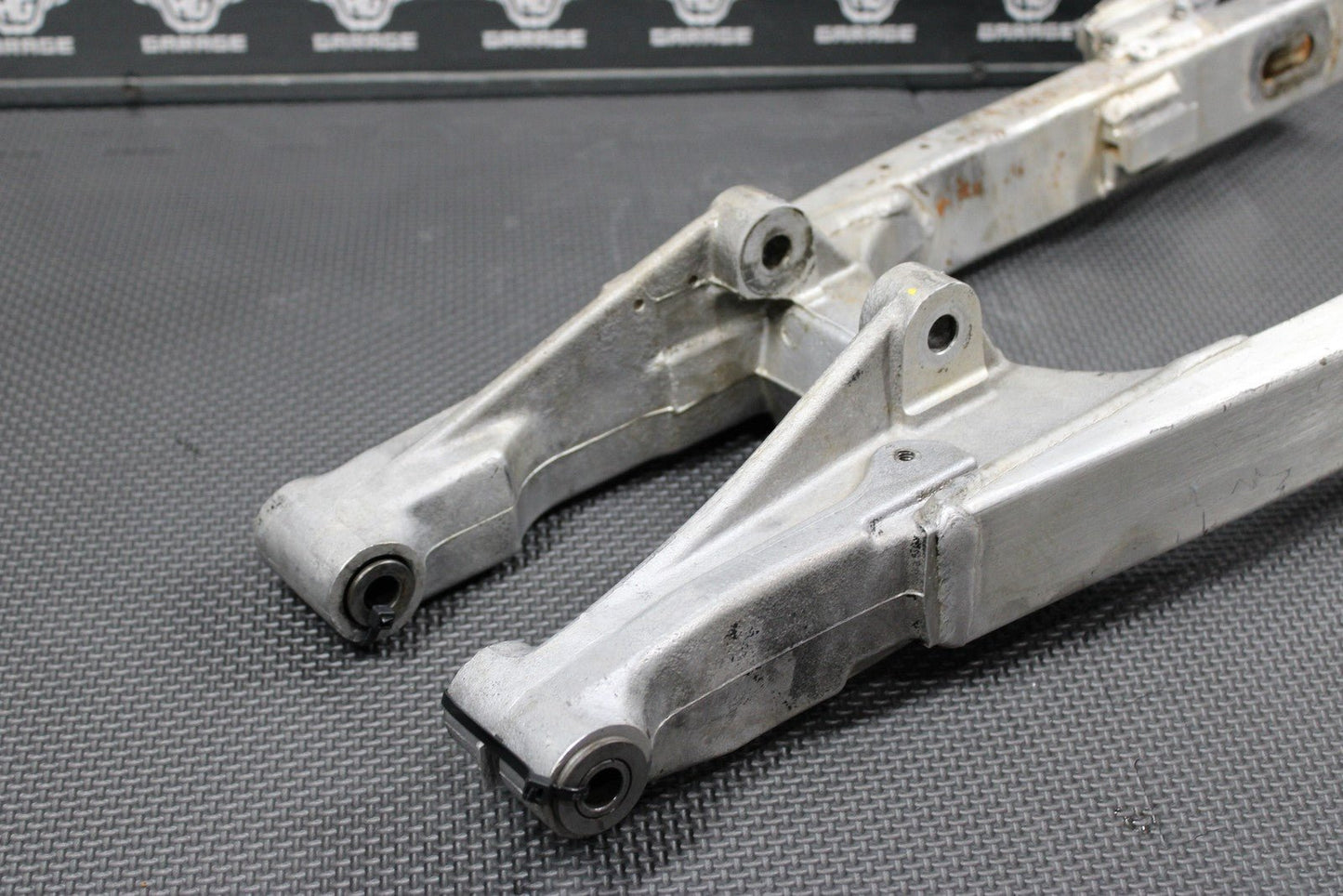 2001 SUZUKI RM80 OEM SWINGARM SWING ARM SUSPENSION 61000 - 03B21 - hggarage