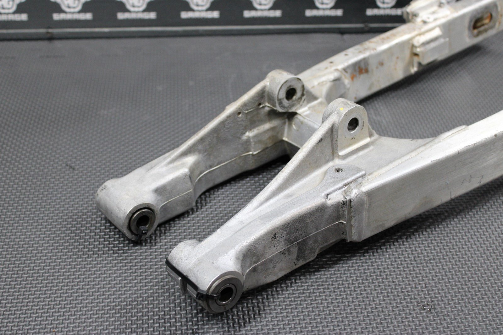 2001 SUZUKI RM80 OEM SWINGARM SWING ARM SUSPENSION 61000 - 03B21 - hggarage