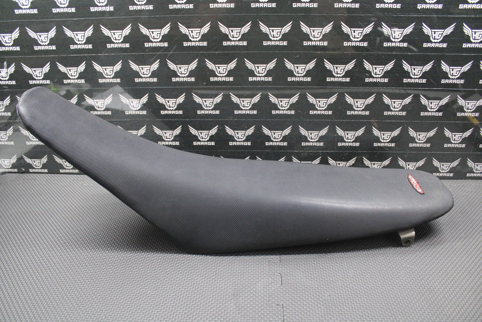 2000 2001 HONDA CR125R CR250R OEM SEAT SADDLE FOAM PAN BLACK GRIPPER COVER GOOD! - hggarage