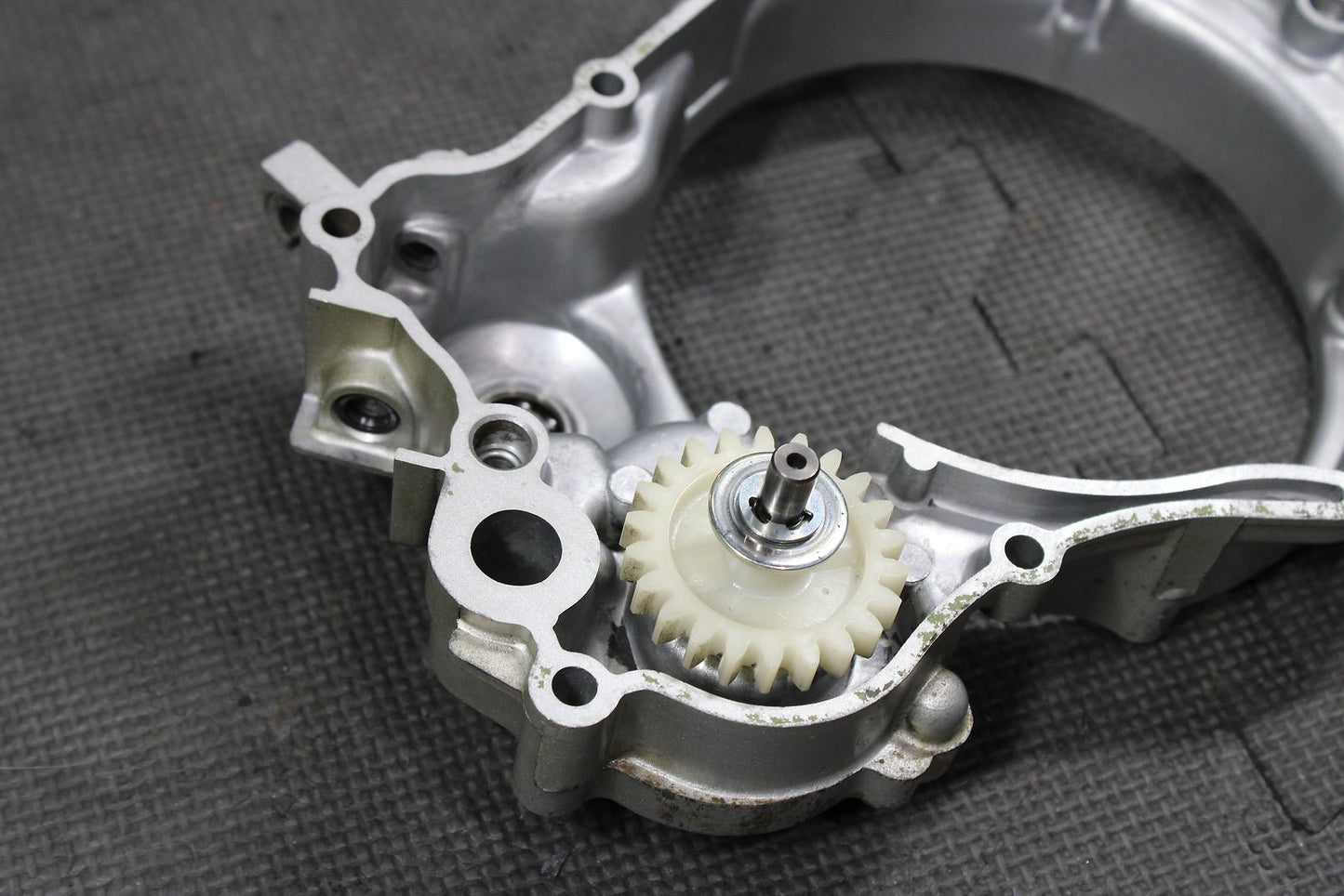 1992 YAMAHA YZ125 OEM ENGINE MOTOR INNER CLUTCH COVER 3JD - 15431 - 00 - 00 - hggarage