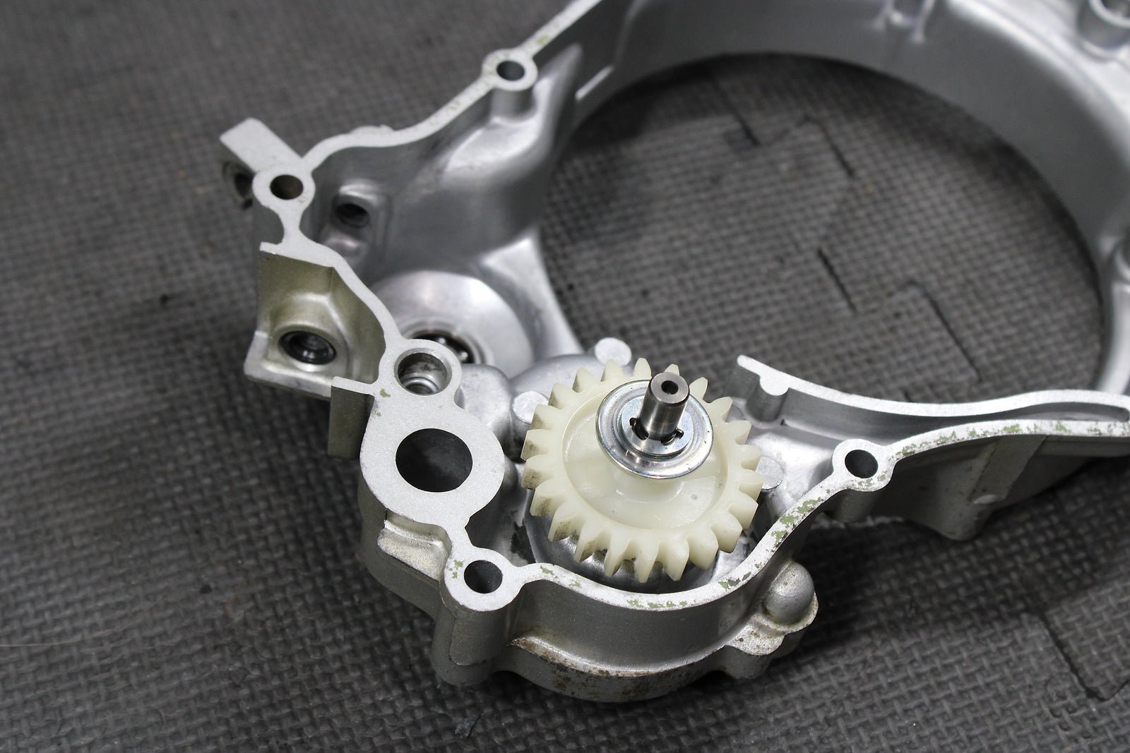 1992 YAMAHA YZ125 OEM ENGINE MOTOR INNER CLUTCH COVER 3JD - 15431 - 00 - 00 - hggarage