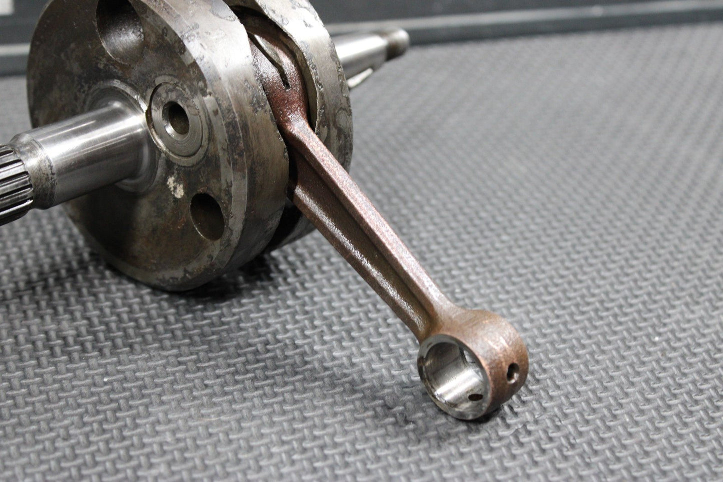 2001 SUZUKI RM80 OEM ENGINE MOTOR CRANKSHAFT CRANK SHAFT READ DESC! 12200 - 03B00 - hggarage