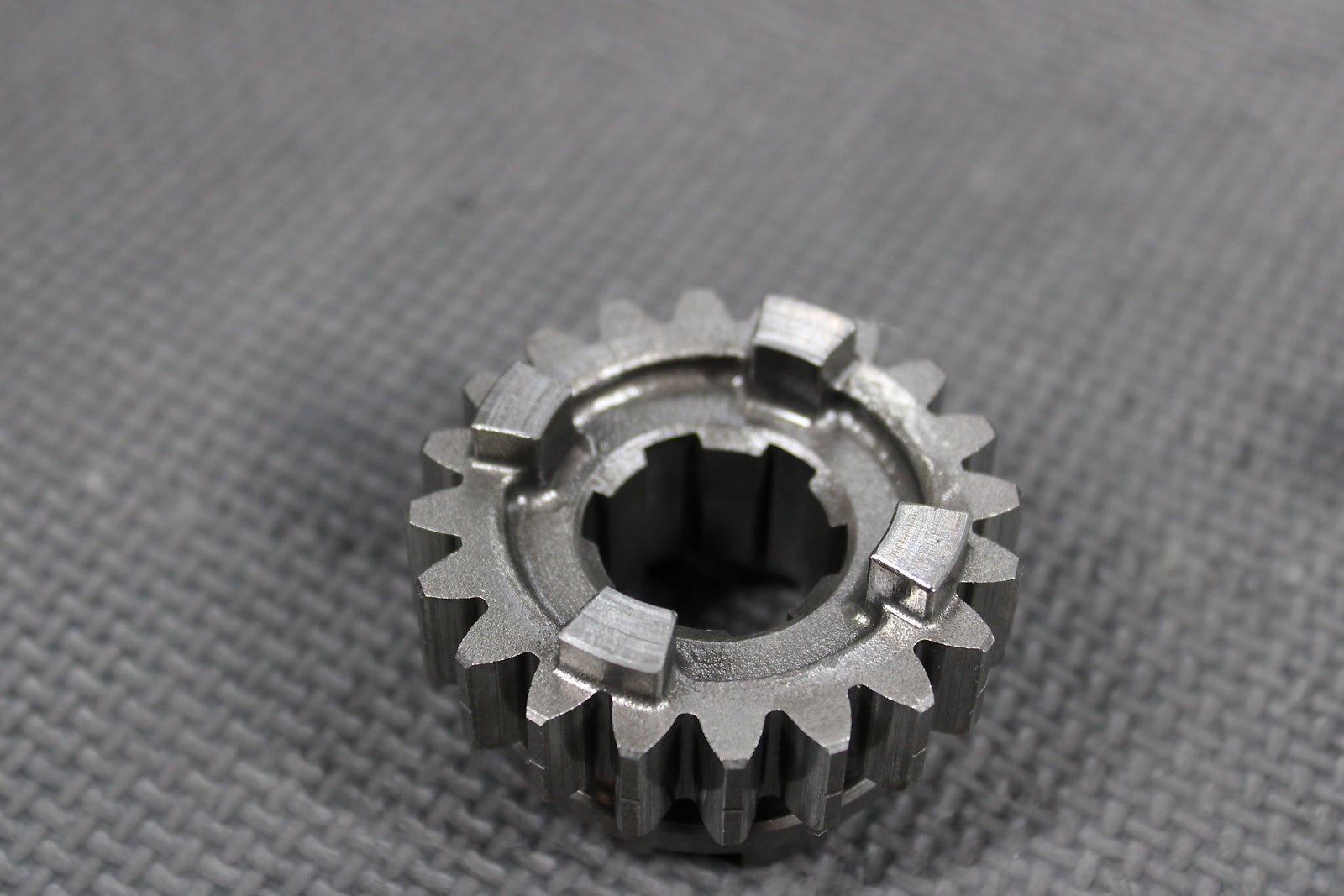 1999 HONDA CR500R OEM TRANSMISSION MAINSHAT 3RD GEAR 20T GEAR 23441 - MAC - 680 - hggarage