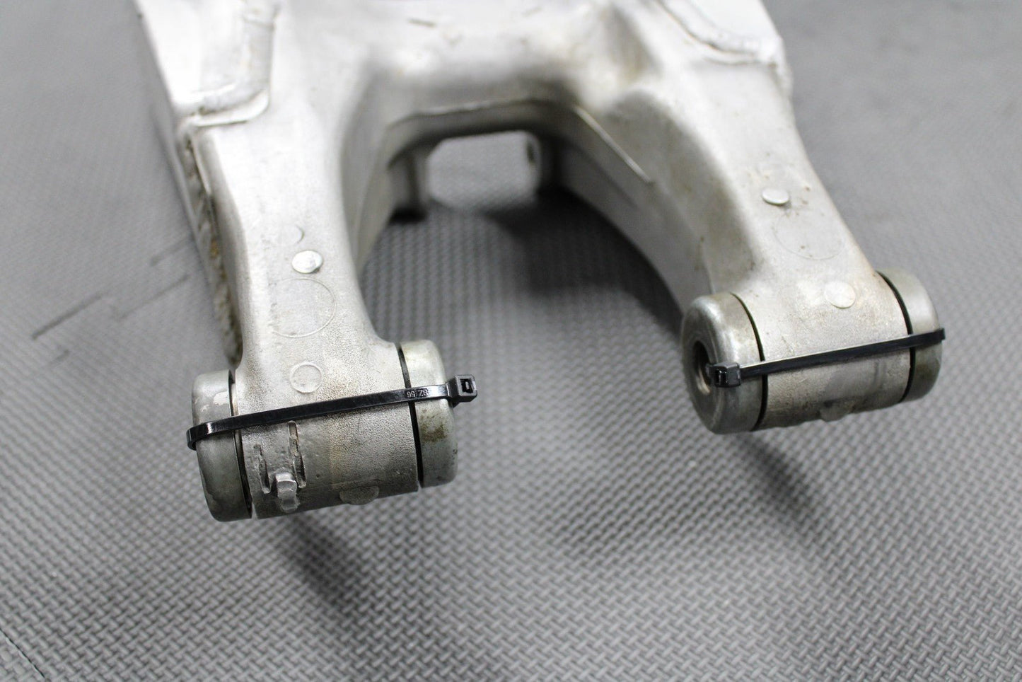 1988 HONDA CR125R OEM SWINGARM SWING ARM REAR SUSPENSION 52000 - KS6 - 830 GOOD! - hggarage