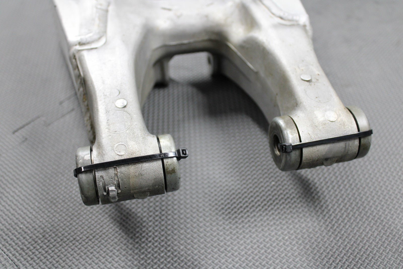1988 HONDA CR125R OEM SWINGARM SWING ARM REAR SUSPENSION 52000 - KS6 - 830 GOOD! - hggarage