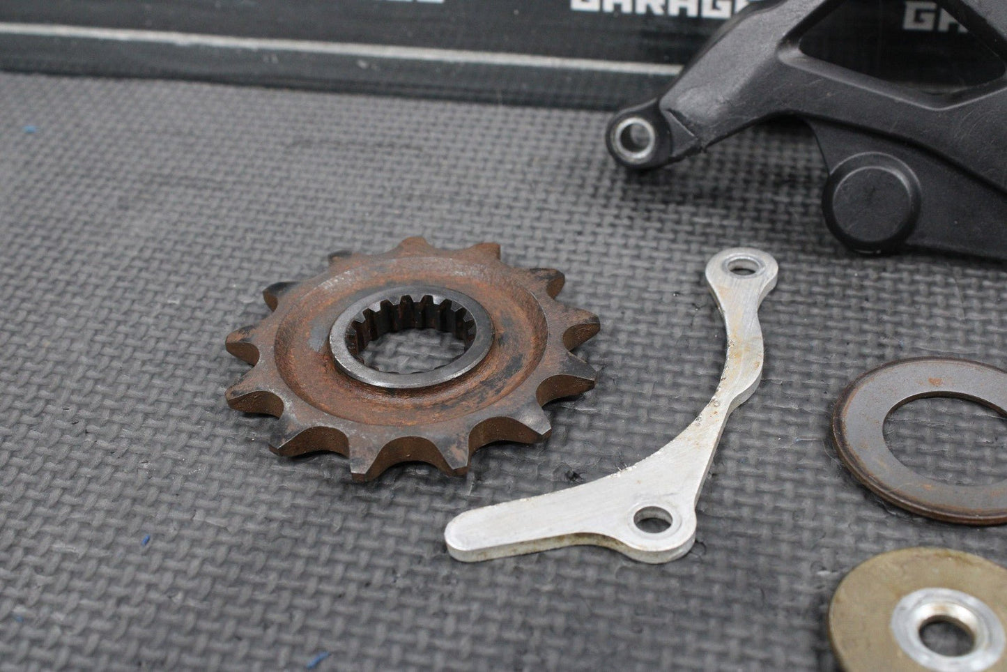 2018 HONDA CRF250R OEM MOTOR ENGINE FRONT SPROCKET COVER BOLT - hggarage