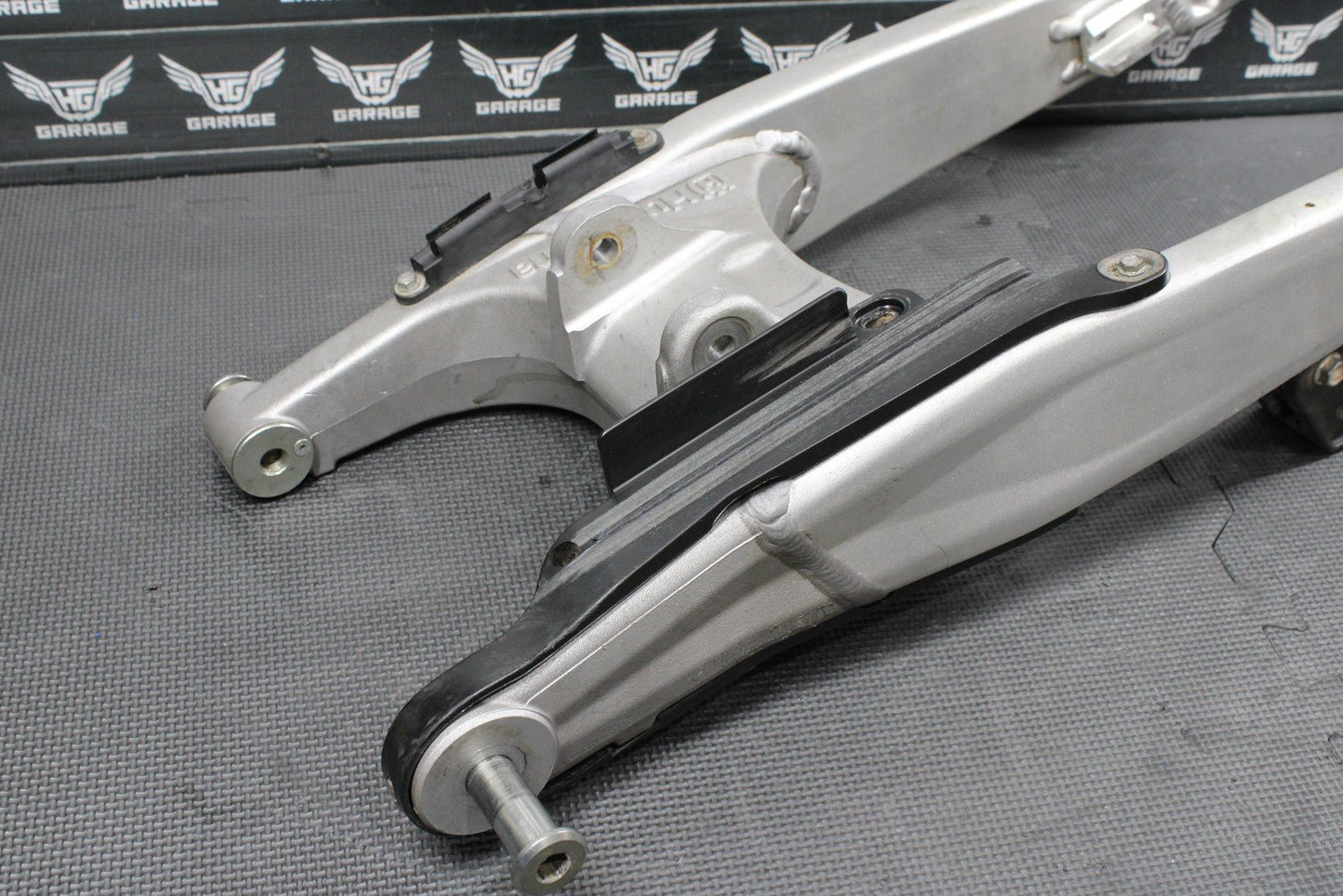 2013 HUSQVARNA TE511 OEM REAR SWINGARM SWING ARM SUSPENSION 8000H3158 READ DESC! - hggarage