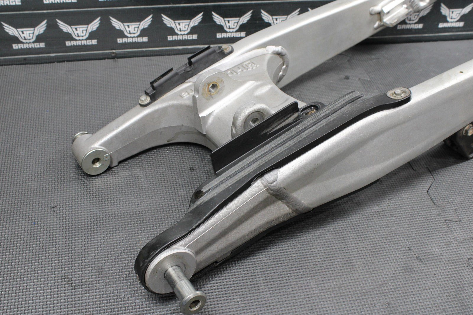 2013 HUSQVARNA TE511 OEM REAR SWINGARM SWING ARM SUSPENSION 8000H3158 READ DESC! - hggarage