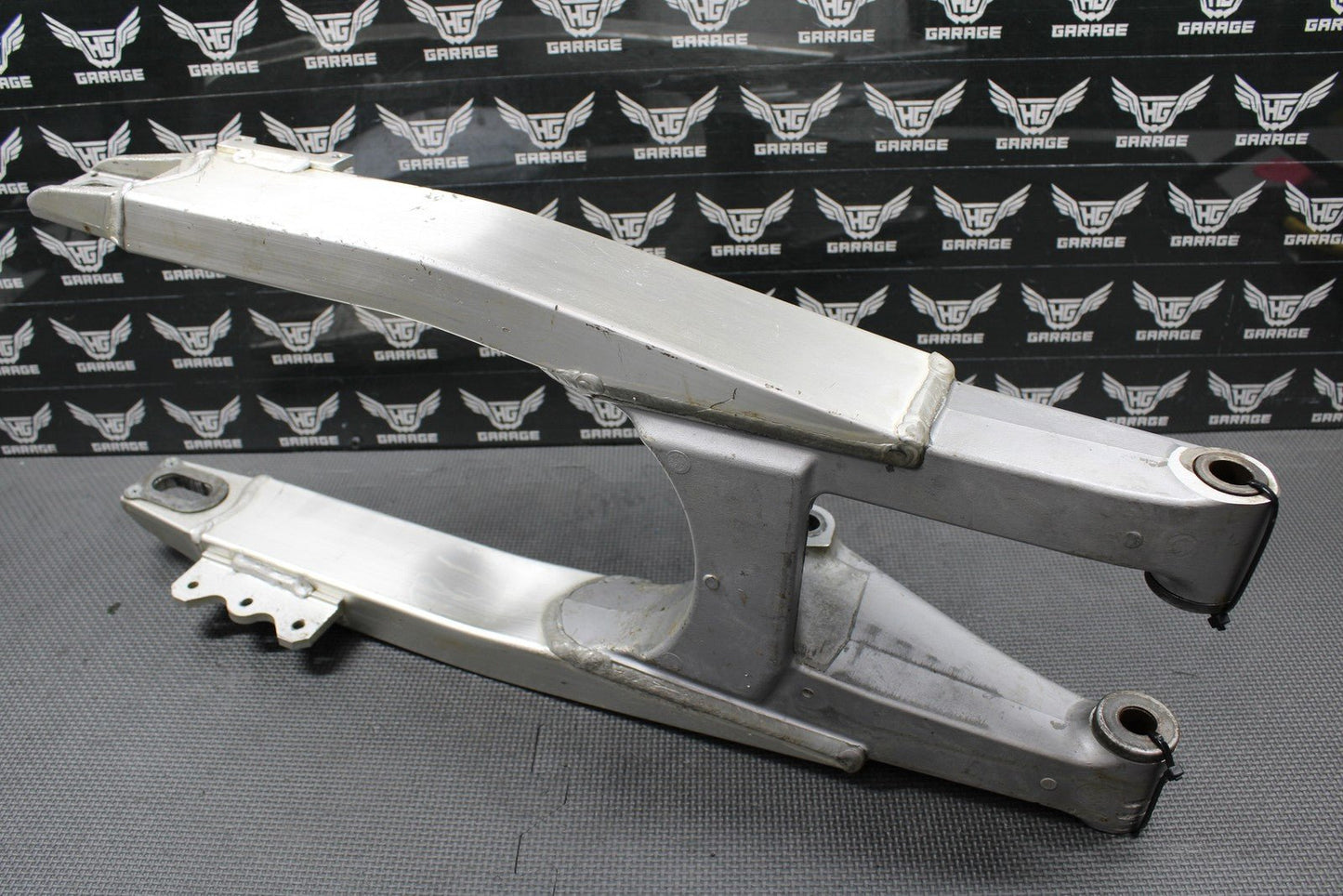 1994 SUZUKI 93 - 95 RM125 RM250 OEM SWINGARM SWING ARM SUSPENSION 61000 - 28E11 GOOD - hggarage