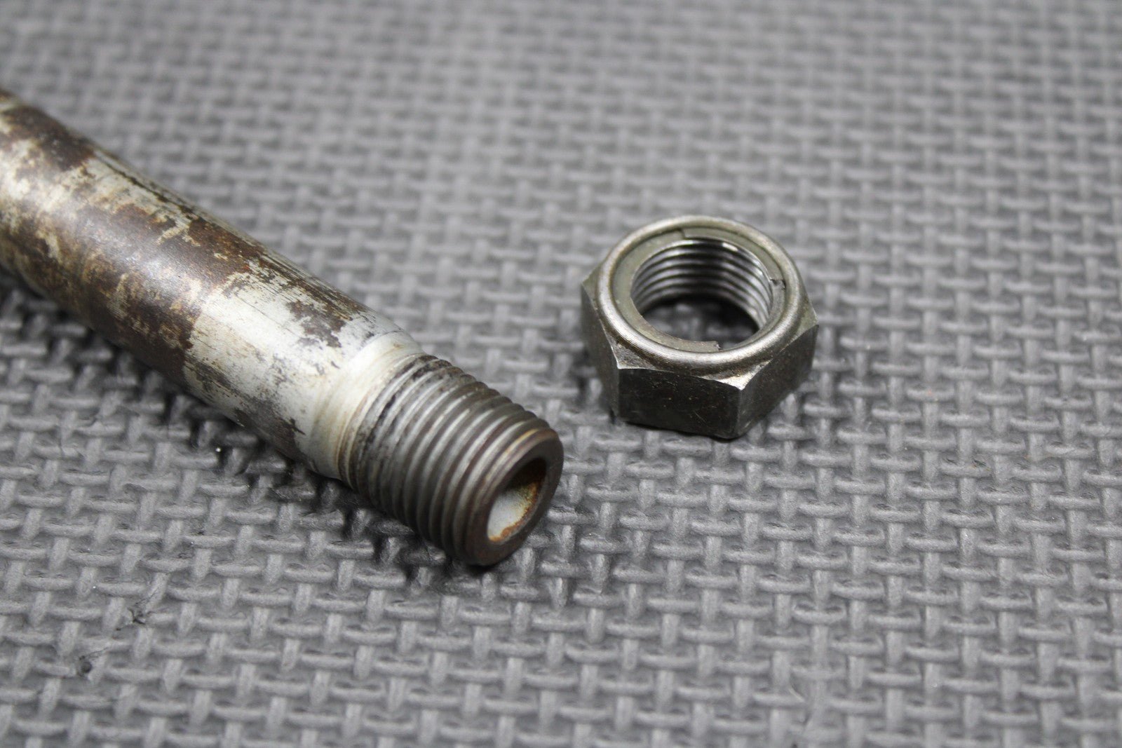 07 KAWASAKI KX250F OEM REAR BACK SWINGARM BOLT SUSPENSION PIVOT AXLE 33032 - 0012 - hggarage