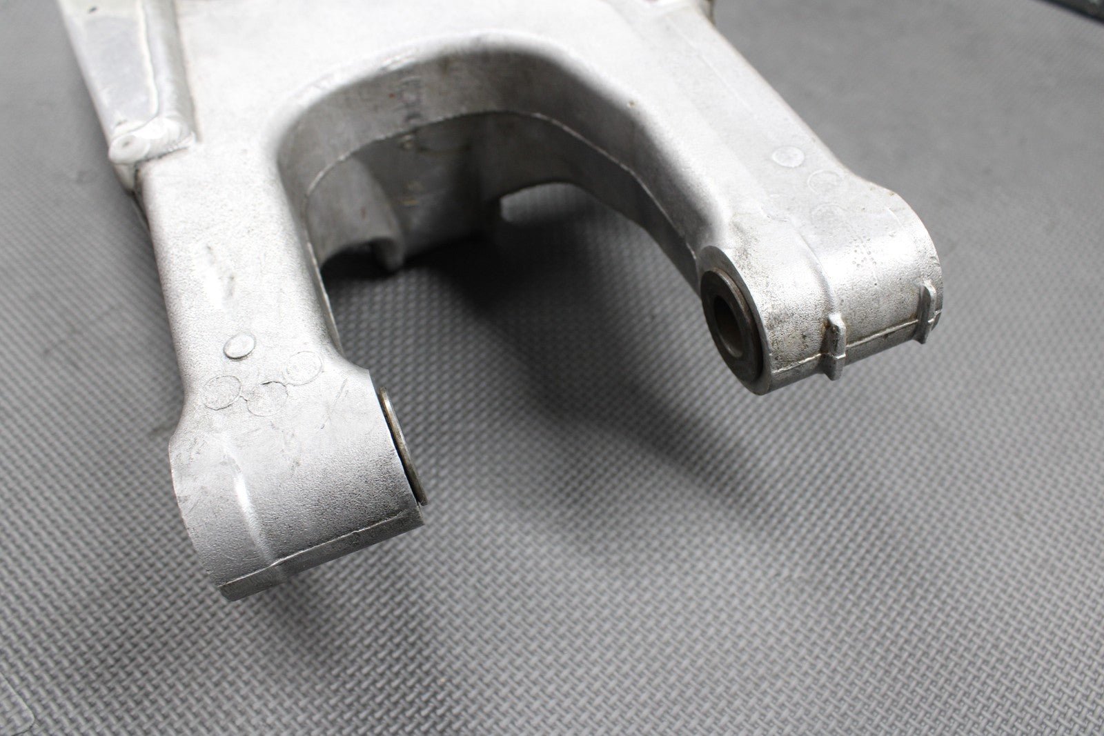 1999 SUZUKI RM125 RM250 MODEL X OEM SWINGARM SWING ARM SUSPENSION 61000 - 37E10 - hggarage