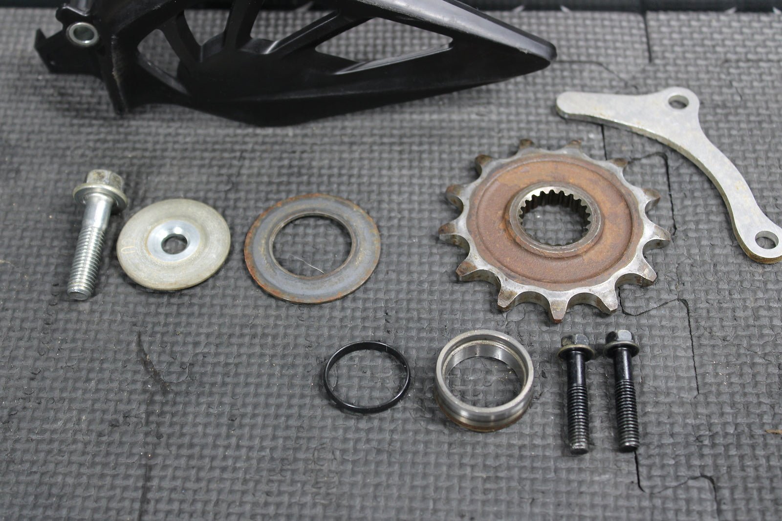 2016 HONDA CRF250R OEM MOTOR ENGINE FRONT SPROCKET COVER 23810 - MEN - A30 - hggarage