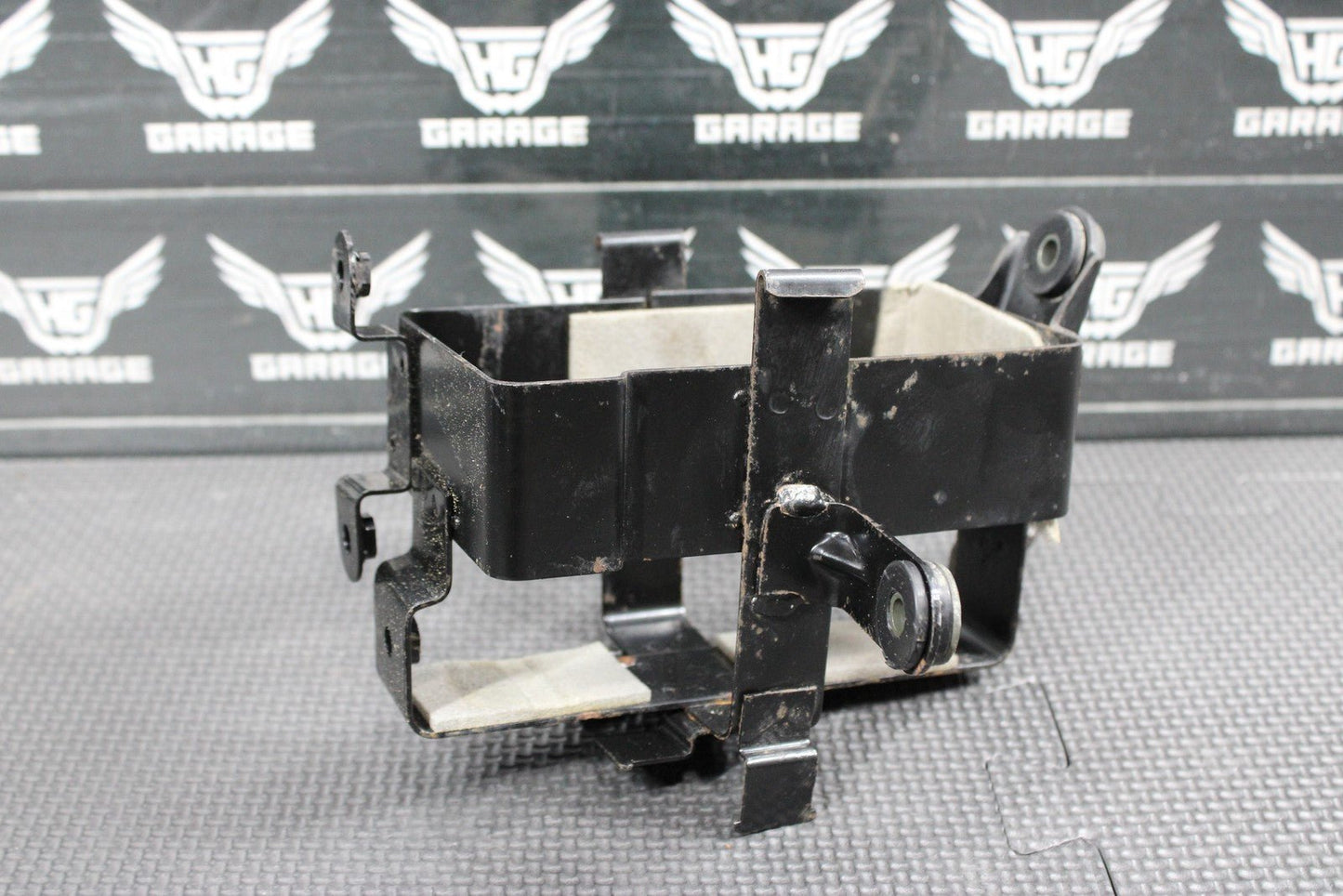 2005 SUZUKI DR200SE OEM BATTERY TRAY BOX HOLDER 41540 - 44AA0 - hggarage