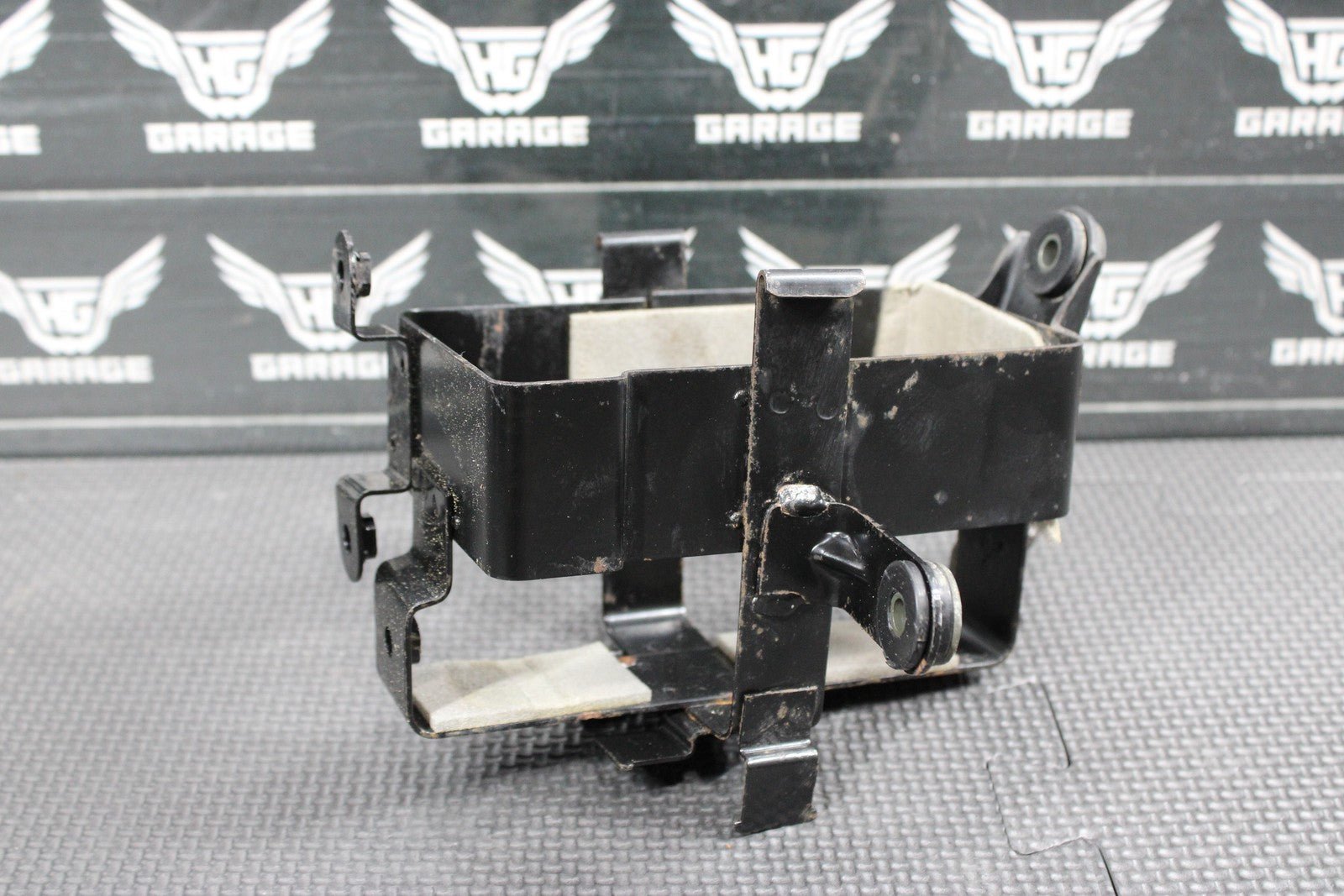 2005 SUZUKI DR200SE OEM BATTERY TRAY BOX HOLDER 41540 - 44AA0 - hggarage