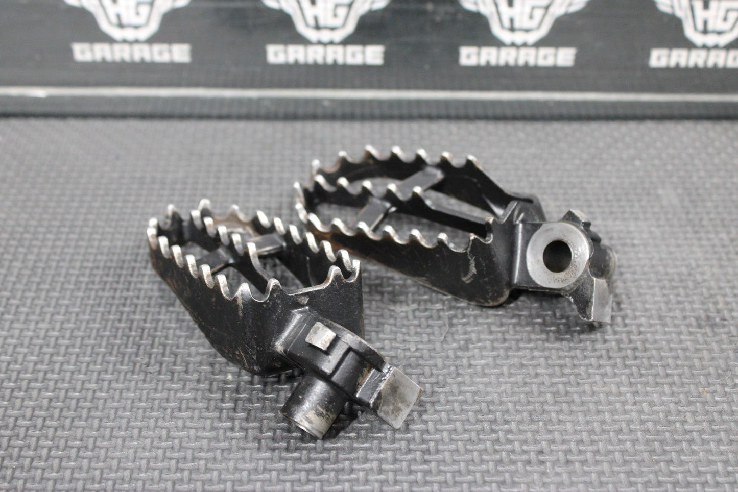 2007 YAMAHA YZ85 OEM FOOT PEGS PEDALS FRAME STAND FOOTPEG PEDAL FOOTREST - hggarage