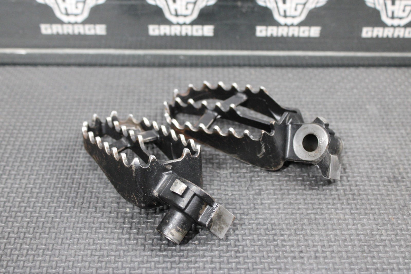 2007 YAMAHA YZ85 OEM FOOT PEGS PEDALS FRAME STAND FOOTPEG PEDAL FOOTREST - hggarage