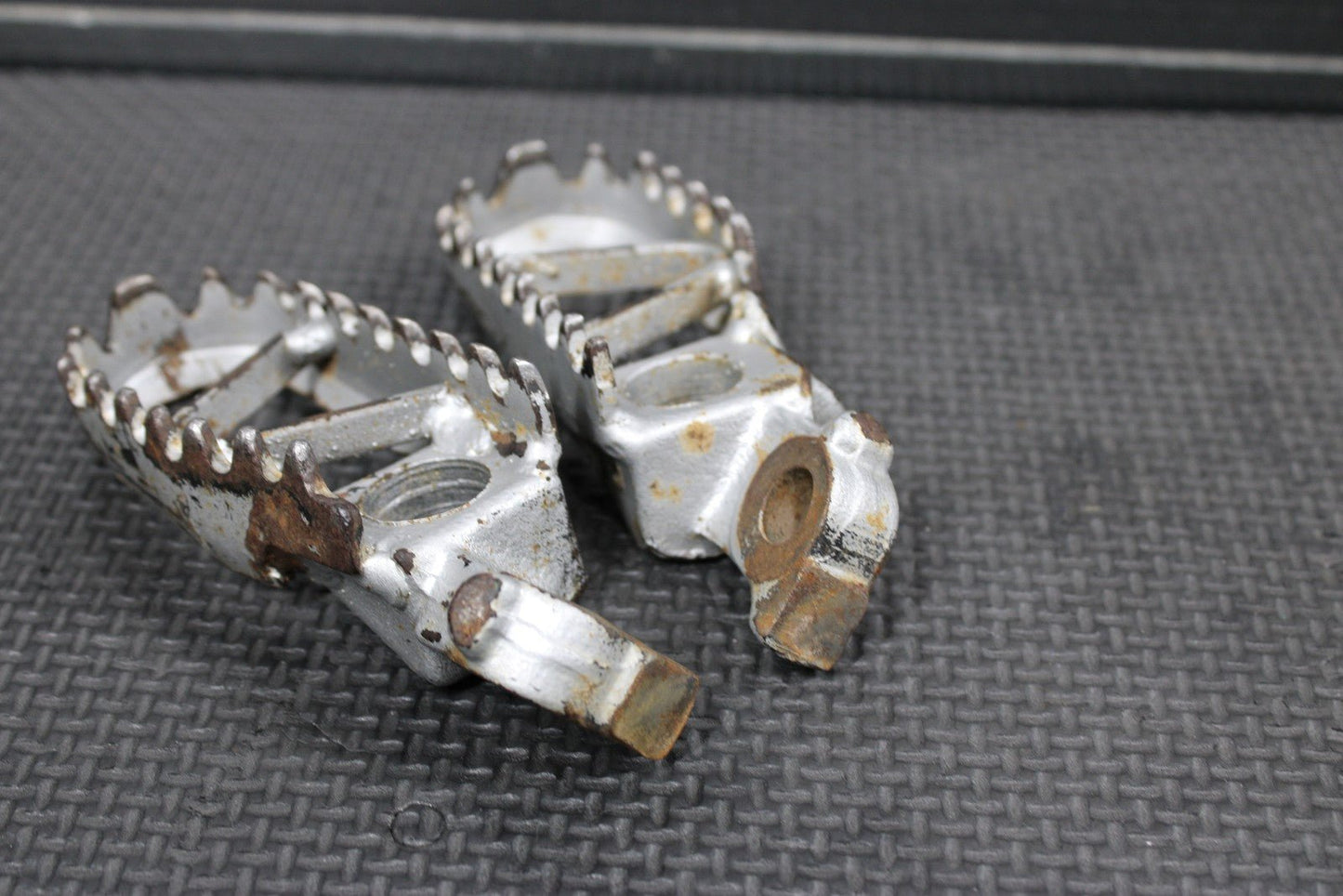 1996 KAWASAKI KX125 OEM FOOT PEGS PEDALS FRAME STAND PEDAL FOOTREST 34028 - 1332 - C - hggarage