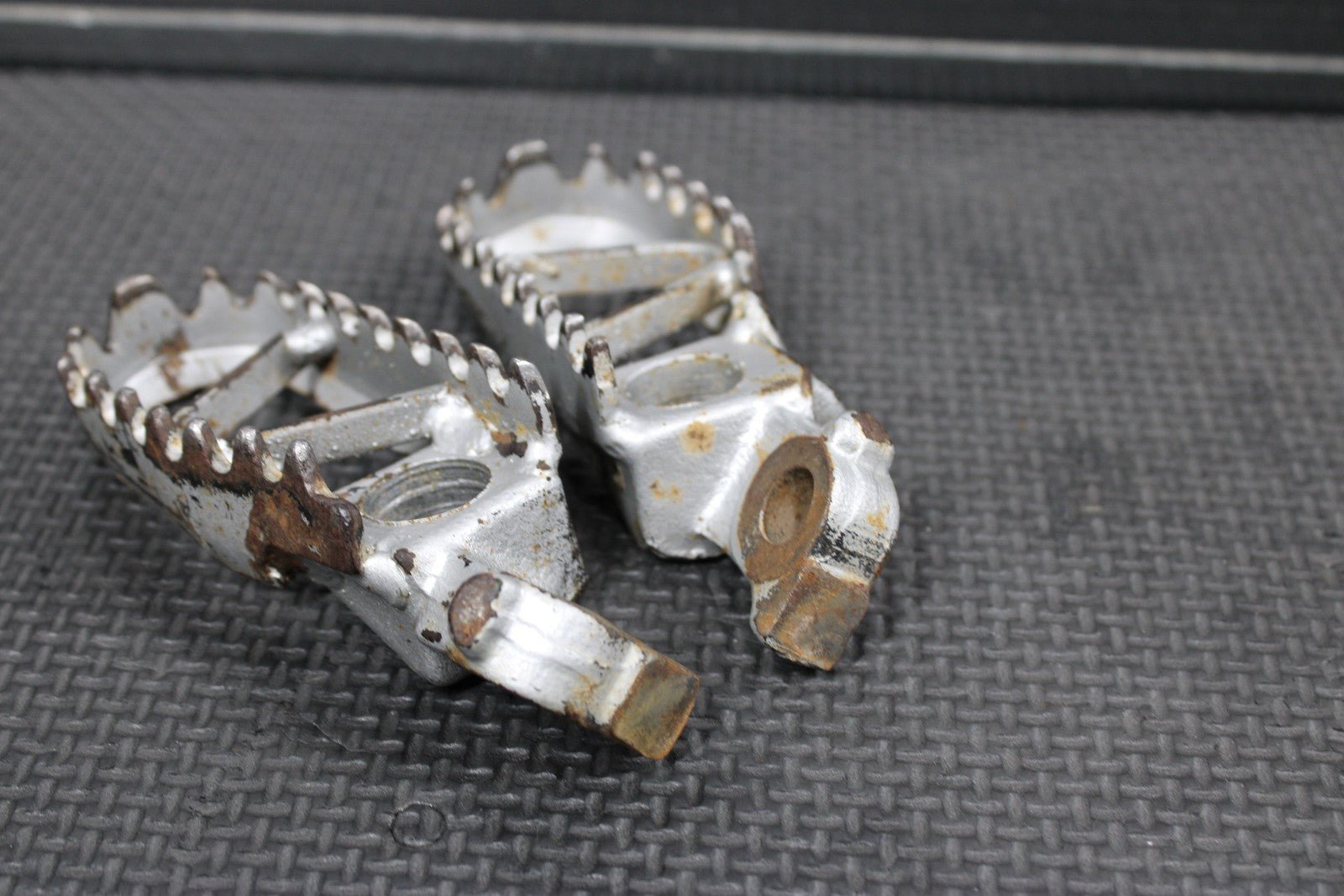 1996 KAWASAKI KX125 OEM FOOT PEGS PEDALS FRAME STAND PEDAL FOOTREST 34028 - 1332 - C - hggarage