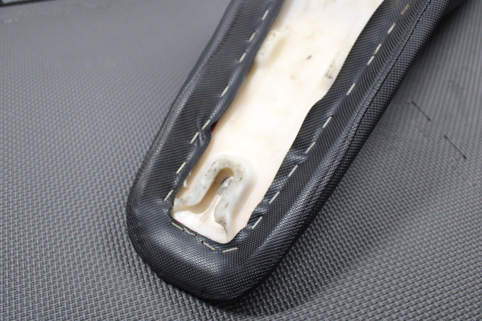 2000 2001 HONDA CR125R CR250R OEM SEAT SADDLE FOAM PAN BLACK GRIPPER COVER GOOD! - hggarage